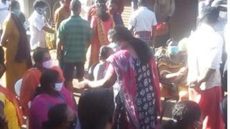 ആലപ്പുഴ വഴിച്ചേരി മാർക്കറ്റിൽ ലോറികൾ തടഞ്ഞ് സ്ത്രീകളുടെ പ്രതിഷേധം